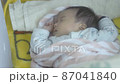 嬰兒睡在嬰兒床上 02 87041840