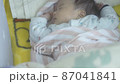 嬰兒睡在嬰兒床上（麵包 1） 87041841