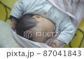 嬰兒睡在嬰兒床上 03 87041843