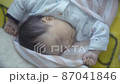 嬰兒睡在嬰兒床上 03（慢慢向上平移） 87041846