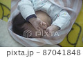 嬰兒睡在嬰兒床上 03（慢慢向下平移） 87041848