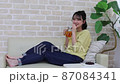 少婦飲用的茶在客廳 87084341