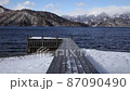 雪が積もる桟橋と中禅寺湖　日光 87090490