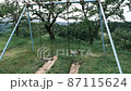 誰もいない公園のブランコが揺れる 87115624