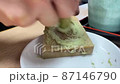 わさびを手でおろしていることろ 87146790