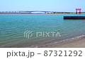 弁天島から見える浜名湖と赤い鳥居（ズームアウト） 87321292