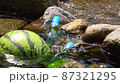 川でスイカを冷やしのんびり夏休み（ズームアウト） 87321295