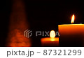 聖夜のクリスマスツリーとロウソクの灯火（ズームアウト） 87321299