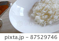 カレーライスにルーをかける 87529746