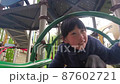 アクションカメラで自撮りした公園の遊具で遊んでいる可愛い子供の姿の動画素材 [87602721]