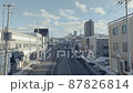 晴れた冬の日の北海道の道路 87826814