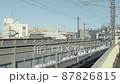 晴れた冬の日の北海道の列車 87826815