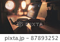 お洒落にライトアップされた室内で並べられた2つのコーヒーカップ（プレイリスト動画などに） 87893252
