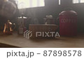 朝日に照らされる木のコーヒーカップと立ち込める湯気 87898578