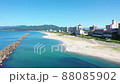 村上市瀬波温泉海水浴場の空撮 88085902