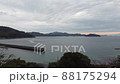 早朝、片添ケ浜（山口）の穏やかな海辺に朝日が垣間見える 88175294