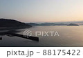 片添ケ浜（山口）で見た朝焼けの風景が穏やかで心和む 88175422