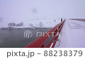 吹雪の中の赤い欄干の橋 88238379