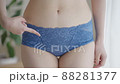 お腹を指さす下着姿の女性（ダイエット・お腹）の動画素材 [88281377]