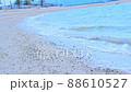 A beach where the waves hit the beach in the Seto Inland Sea 88610527