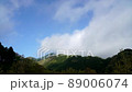 新緑の山と流れる雲／タイムラプス 89006074