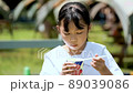 屋外でかき氷を食べる小学生の女の子の動画素材 [89039086]
