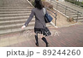 階段を駆け上がる女子高生 階段を駆け上がる女子高生 89244260