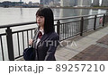 川沿いで歩く女子高生 川沿いで歩く女子高生 89257210