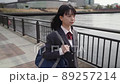 川沿いで歩く女子高生 川沿いで歩く女子高生 89257214