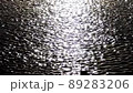 日の光を反射してきらめく水面クロスフィルター 89283206