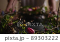 Slowly lift the flower wreath 89303222