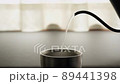 ドリップカップでお湯を注ぐ　スローモーション 89441398