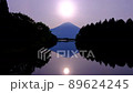 20220511田貫湖展望デッキからの日の出の太陽と富士山 20220511田貫湖展望デッキからの日の出の太陽と富士山 89624245