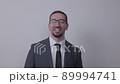 中東系スーツ男性 喜怒哀楽 89994741
