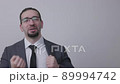 中東系スーツ男性 喜怒哀楽 89994742