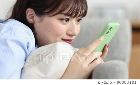 スマートフォンを見る若い女性 スマホの動画素材