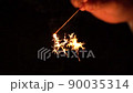 線香花火を手で持つアップ 90035314