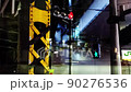 神田駅近くの信号機と重なる首都高渋谷線の夜景 90276536
