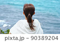 海を見ながらリラックスする女性 90389204