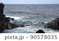【玄界灘】岩に打ち寄せる波 90578035