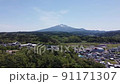 青空と山と田舎の街並み 91171307