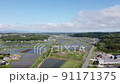 青空と田園風景を上空より空撮した動画 91171375