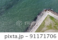 防波堤と波打ち際を空撮した動画 91171706