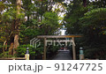 日本の神社の鳥居を通る 91247725