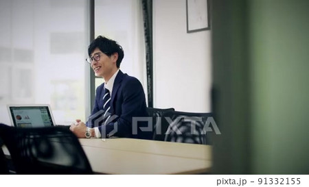 対面で説明をする日本人ビジネスマンの動画素材