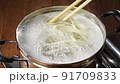 鍋でうどんを茹でているところ 91709833