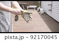 戴上手套從事園藝工作 92170045