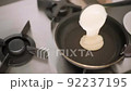 將煎餅混合物放入煎鍋中 92237195