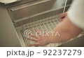 洗瀝水籃的男人 92237279