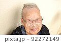 看著鏡頭，微笑和和平標誌，奶奶，精力充沛的前輩 92272149